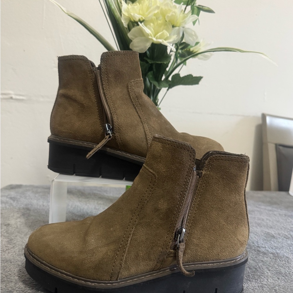 Clarks Women Airabell Zip Dark Olive Suede Ankle Boot Size 5